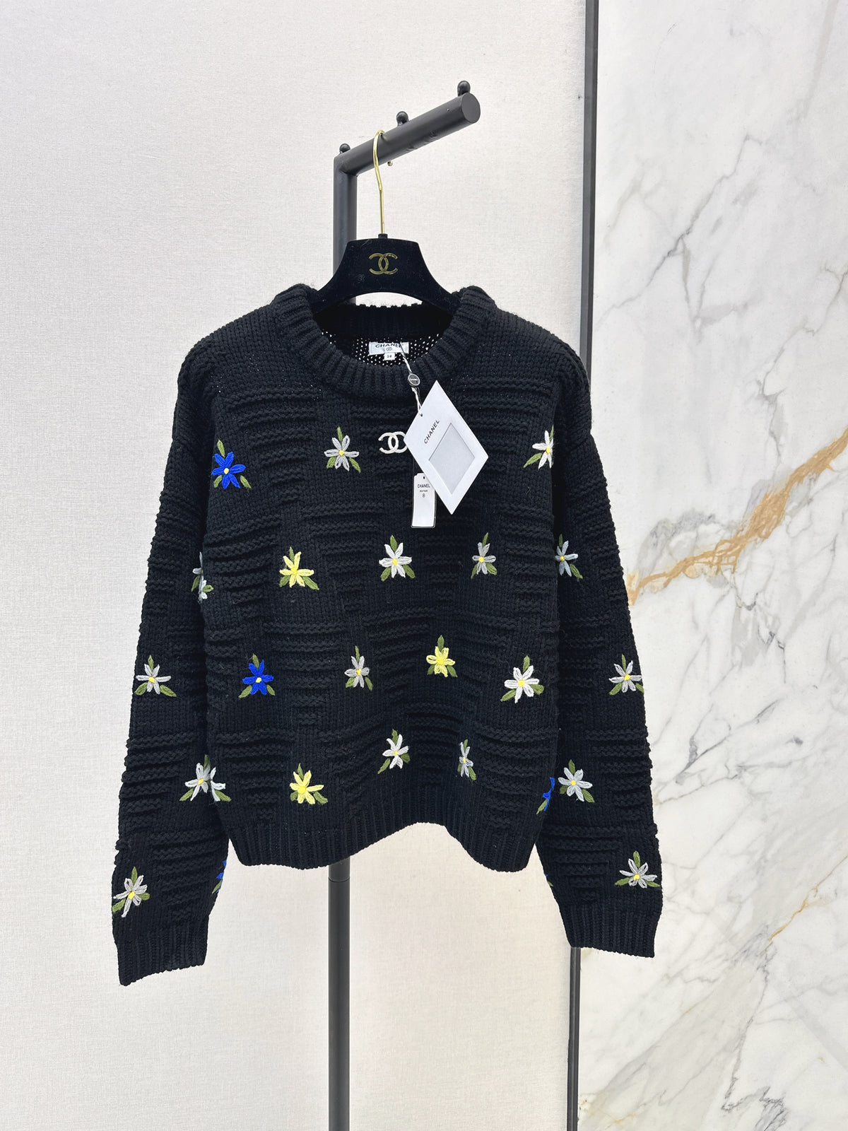 26FW New Crew-Neck Knit with 3D Floral Embellishments 🤍🩶🖤