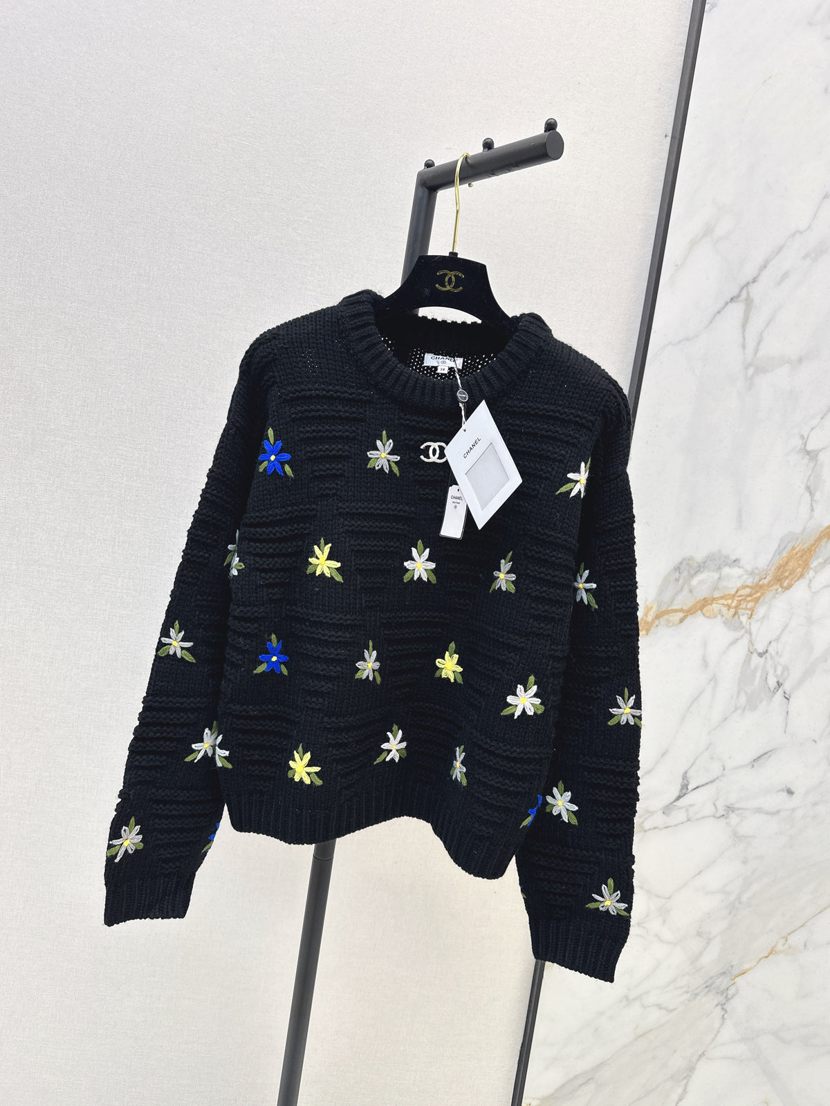 26FW New Crew-Neck Knit with 3D Floral Embellishments 🤍🩶🖤