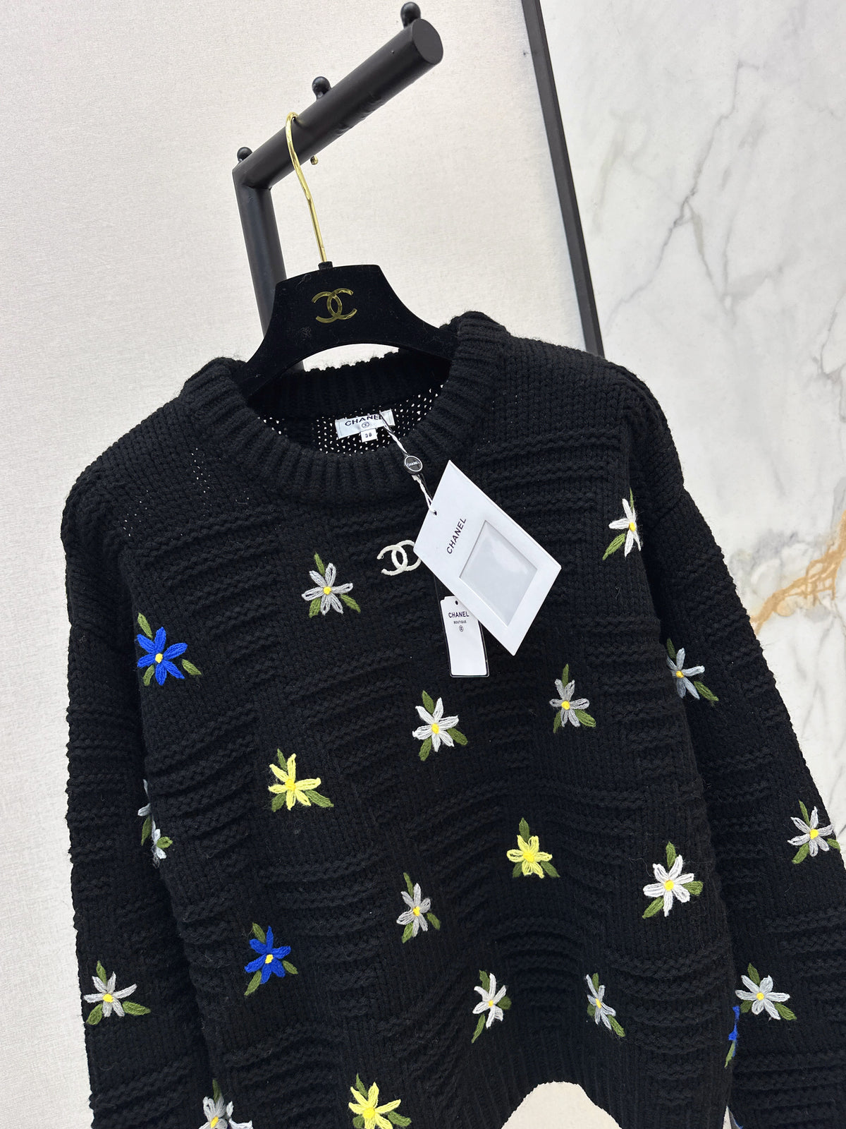 26FW New Crew-Neck Knit with 3D Floral Embellishments 🤍🩶🖤