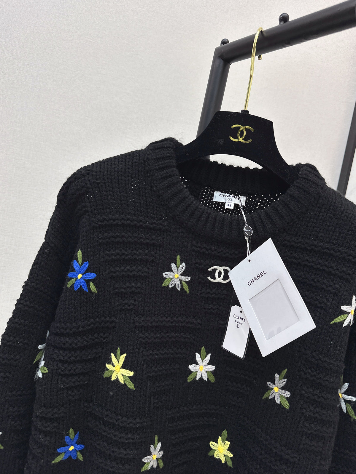 26FW New Crew-Neck Knit with 3D Floral Embellishments 🤍🩶🖤