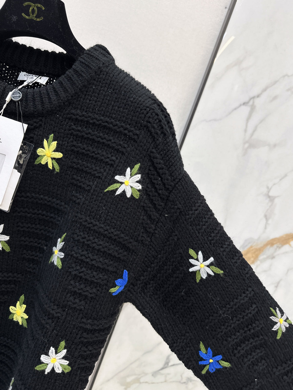 26FW New Crew-Neck Knit with 3D Floral Embellishments 🤍🩶🖤