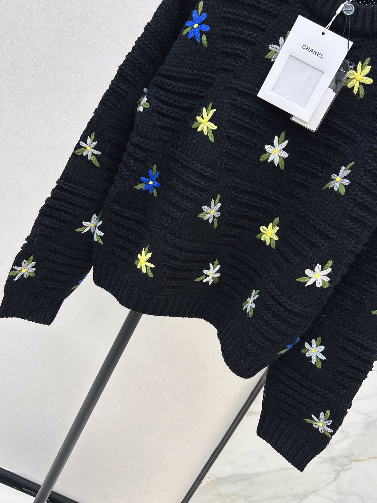 26FW New Crew-Neck Knit with 3D Floral Embellishments 🤍🩶🖤