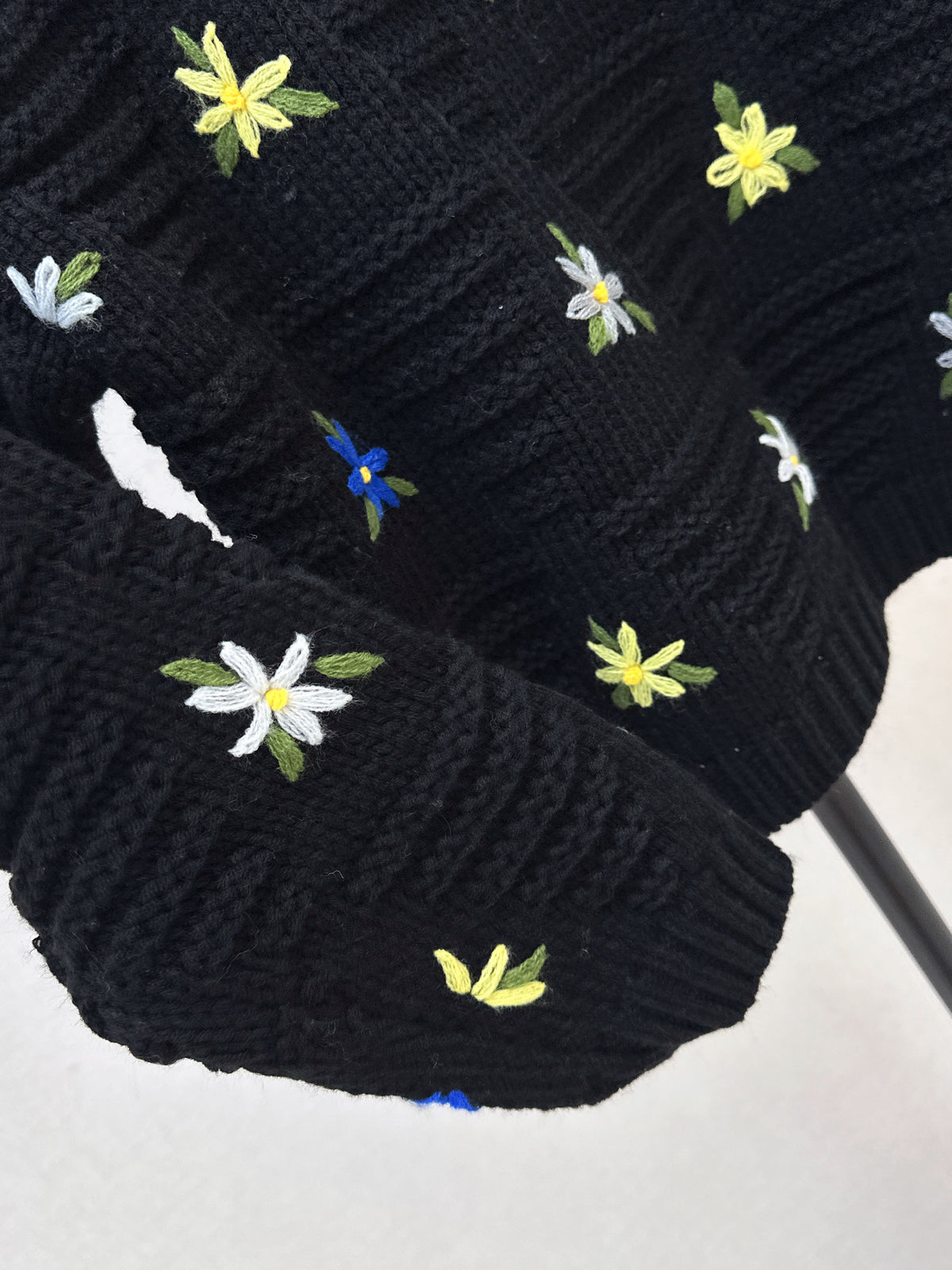 26FW New Crew-Neck Knit with 3D Floral Embellishments 🤍🩶🖤