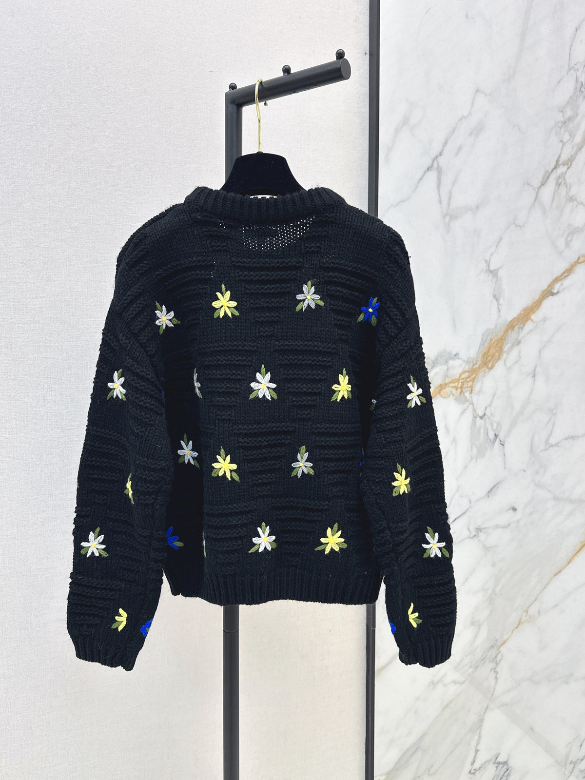 26FW New Crew-Neck Knit with 3D Floral Embellishments 🤍🩶🖤